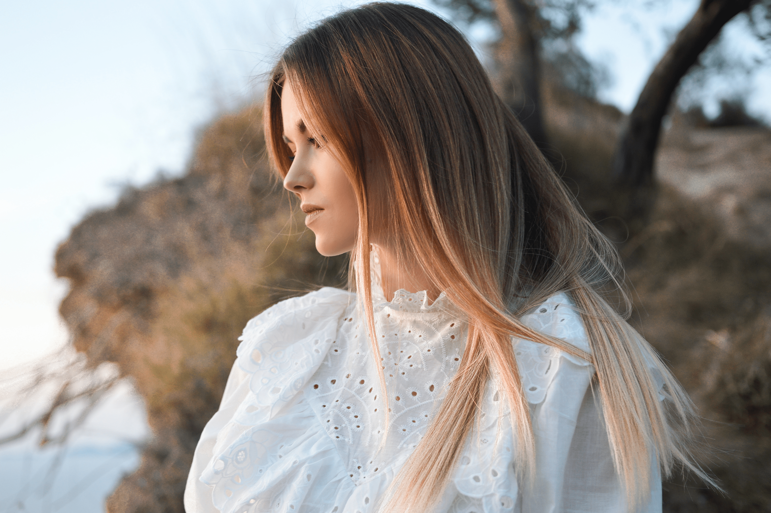 Nos conseils pour coiffer des cheveux raides